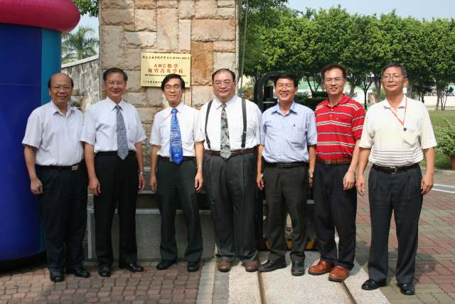 校長、主任與協會董事長何焱銘一同掛牌