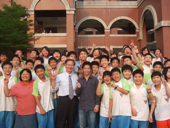 全校師生爭相與林義傑合影