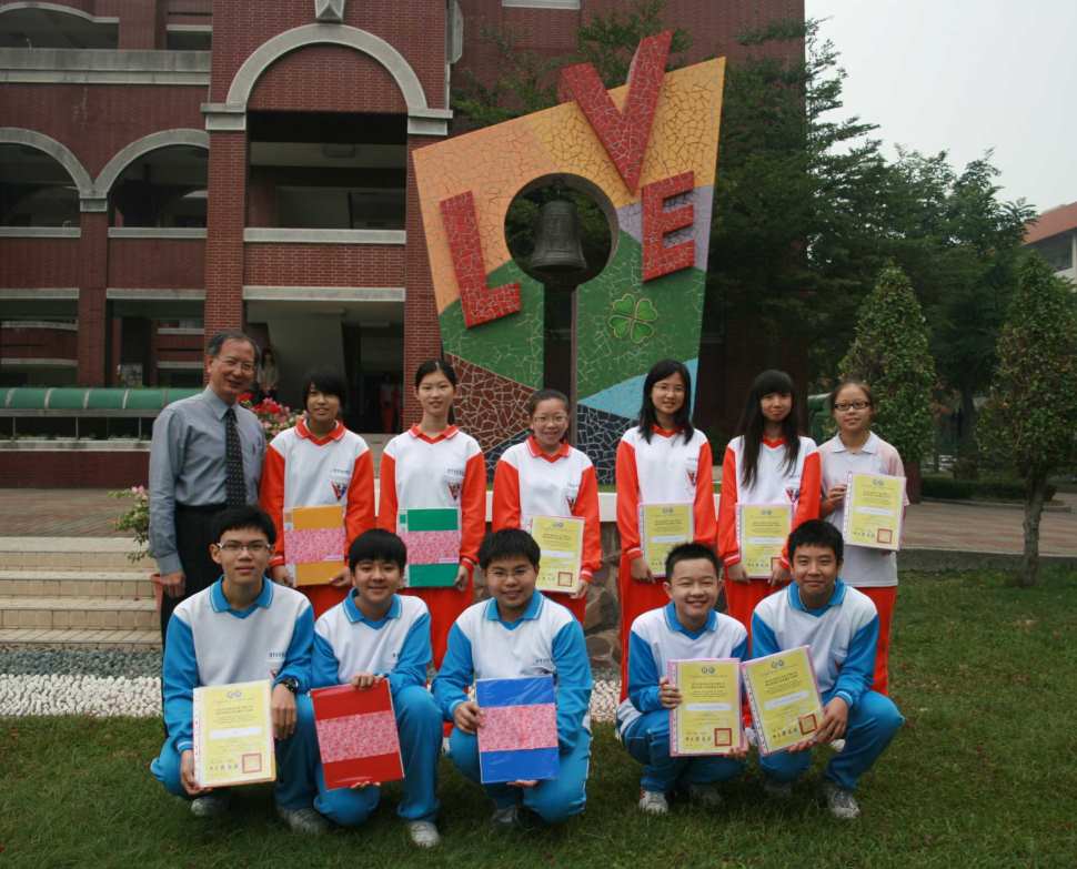 2010台臺南市暑假生活記趣英語文數位影片得獎同學與校長合影