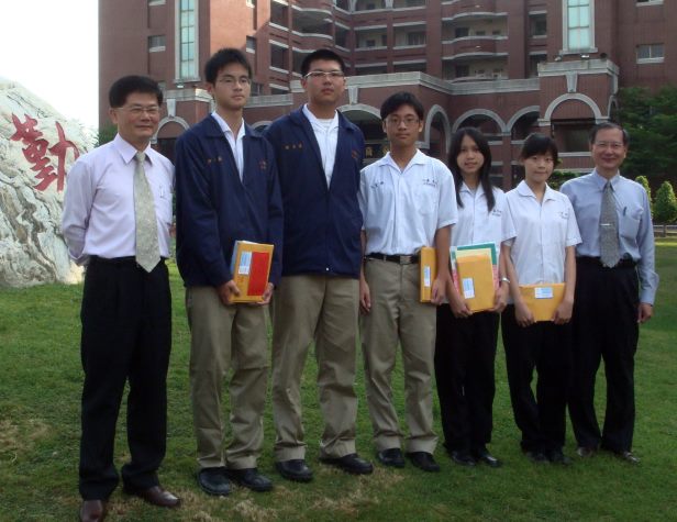 優秀學生與校長和高志豪教授合影