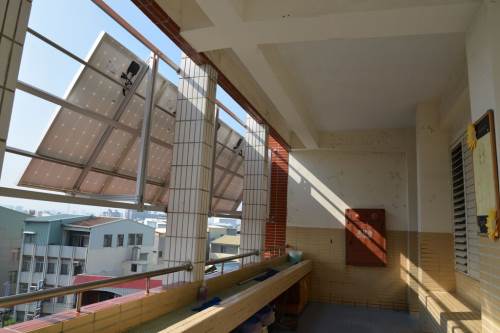 於面南教室走廊外側加裝太陽能外遮陽板設施